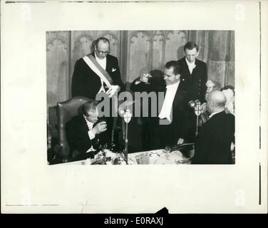 Nov. 11, 1958 - Vicepresidente Nixon è ospite d'onore al Guildhall banchetti: foto mostra il Vice Presidente degli Stati Uniti, Sig. Richard Nixon, le facce del Principe Filippo come egli propone un brindisi durante la lingua inglese Unione cena presso la Guildhall la notte scorsa, in cui egli è stato ospite d'onore. Foto Stock