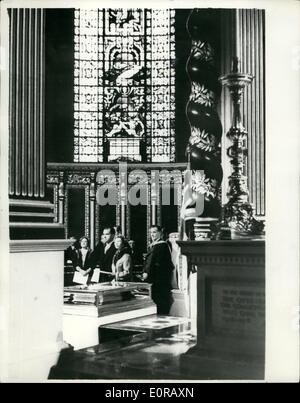 Nov. 11, 1958 - la regina e il Vicepresidente in American Memorial Chapel: Londra.. Visto in American Memorial Chapel nella cattedrale di San Paolo durante la cerimonia di oggi sono H.M. la regina e il sig. Richard Nixon, Vicepresidente degli Stati Uniti, il sig. Nixon è di destra è la Regina Elisabetta Regina Madre, mentre dietro di lui (parzialmente nascosto) è il principe Filippo. La American Memorial Chapel, che commemora i soldati americani che sono morti durante la Seconda Guerra Mondiale mentre si serve nel funzionamento o dal Regno Unito, è stata dedicata dal vescovo di Londra (dott. Montgomery Campbell) Foto Stock