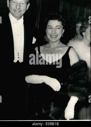 Ottobre 10, 1958 - Queen assiste Premiere del film Danny Kaye arrivati - HM la regina ha partecipato alla premiere di questa sera all'Odeon Leicester - quadrati di ''ME e il colonnello'' BIPPA mostra fotografica di:- DANKU KAYE e sua moglie (Sylvia Fine) arriva per la premiere questa sera. Foto Stock
