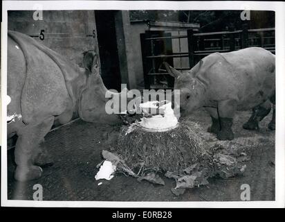 Ottobre 10, 1958 - torta di compleanno per anni a Rhino Whipsnade. Mohinja, il rinoceronte baby - il più prezioso animale a Whipsnade Zoo, oggi ha festeggiato il suo primo compleanno - con un regalo di 181libbre torta. Mohinija, che pesa circa 85lb quando egli era nato - oggi pesa circa una mezza tonnellata, ed è il primo grande rinoceronte indiano nati in cattività in Gran Bretagna. Keystone Foto Mostra: Mohinija, sulla destra, e sua madre, Mohini, rendere il lavoro a breve della torta di compleanno a Whipsnade oggi. Foto Stock