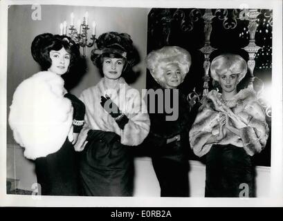Ottobre 10, 1958 - Fur fashion show a Londra. " Pellicce per una cara figlia' - è il nome dato a un display di stili di pelliccia presentata dalla pelliccia nazionale società in aiuto della società nazionale per la prevenzione della crudeltà contro i bambini - a Quaglino, questo pomeriggio. Mostra fotografica di:- L-R:- Barbro Mendoza indossa un Jasmin white mink cape (&pound;975); Ilona Ballard di indossa un diadema visone (&pound;795); Jeannette McConnell in un canadese mescolate Sable (&pound;750) ans Ann Gyrsting duranteil Imperatrice Chinchilla Bolero - al prezzo di &pound;1350. Foto Stock