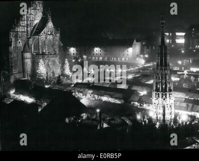 Il 12 Dic. 1958 - Mercato Chistmas in Norimberga: per l'undicesimo tempo dopo la guerra la famosa in tutto il mondo natale (Christkindlmarkt) è stato aperto nel cuore di Norimberga. A sinistra la Chiesa di Nostra Signora, destra bella fontana, due segni della città medievale nel mezzo delle infinite righe di bancarelle. Foto Stock