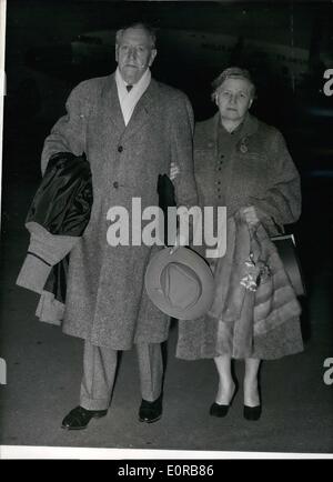 Nov. 11, 1958 - di un parente prossimo a frequentare la dedizione di American Memorial Chapel in San Paolo. Un gruppo di parenti prossimi sono arrivati a Northolt oggi dall America, a frequentare il mercoledì la dedizione di un American Memorial Chapel in san Paolo Cathedra, in presenza di H.M. La regina e il Vicepresidente degli Stati Uniti, M.. Richard Nixon. La cappella è in memoria dei soldati americani sono morti mentre sulla base del Regno Unito nella Seconda Guerra Mondiale. La foto mostra il sig. e la Sig.ra Abramo Blum, di Brooklyn, N.Y Foto Stock