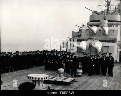 Nov. 11, 1958 - Off su un mondo di crociera del il francese Schoolship ''Jeanne d' Arc'' sinistra Brest per la sua crociera annuale di tutto il mondo. OPS:- Vice-ammiraglio Jourdain, comandante della Schoolship, affrontando l'equipaggio poco prima della vela. Foto Stock