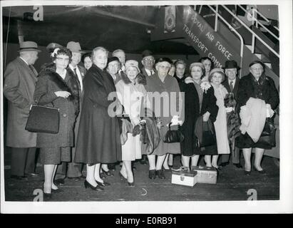 Nov. 11, 1958 - di un parente prossimo a frequentare la dedizione di American Memorial Chapel in san Paolo: un gruppo di next -- kin è arrivato a Northolt oggi dall America, a frequentare il mercoledì la dedizione di un American Memorial Chapel nella cattedrale di San Paolo, in presenza di H.M. la regina e gli Stati Uniti ' Vice Presidente , il sig. Richard Nixon. La cappella è in memoria dei soldati americani morti mentre sulla base del Regno Unito nella Seconda Guerra Mondiale. La foto mostra alcuni dei parenti prossimi raffigurata sul loro arrivo a Northolt oggi. Foto Stock