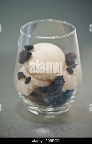 Cookies e gelato dessert in un bicchiere Foto Stock