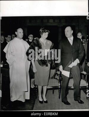 Dic. 11, 1958 - Padre Pire di Belgio riceve il suo premio nobel per la pace - a Oslo,: Padre Pire, il belga sacerdote domenicano, ieri ha ricevuto il Premio Nobel per la pace da Gunnar Jahn, Presidente del norvegese Premio Nobel Comitato, in una cerimonia all Università di Oslo. La foto mostra il re Olav V di Norvegia (a destra), si vede con la principessa Astrid e più lontano Pire, dopo la cerimonia di presentazione all Università di Oslo. Foto Stock