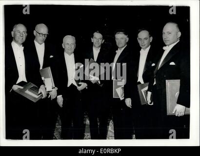 Dic. 11, 1958 - Premio Nobel presentazioni a Stoccolma: le presentazioni si è svolta ieri sera nella sala da concerto, a Stoccolma, del Premio Nobel. La foto mostra sette onorato gli scienziati visto dopo essere stata presentata con i loro premi. Essi sono (l a r): il Dottor George Beadle, USA; il prof. Edward L. Tatum, USA; il prof. Igor Tamm, URSS; la dott.ssa Frederick Sanger, Gt. La Gran Bretagna, il prof. Pavel Tjerenkov, URSS, Professor Ilja Frank, URSS e il dottor Joshua Lederburg, STATI UNITI D'AMERICA. Foto Stock