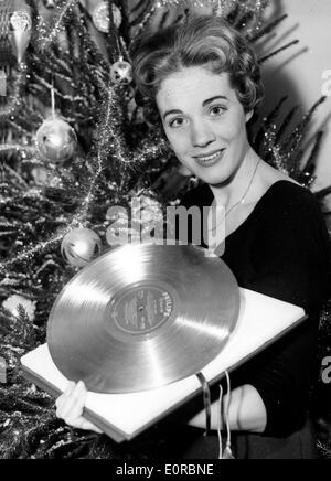 L'attrice Julie Andrews a casa che mostra la sua "Disco d'Oro" Foto Stock