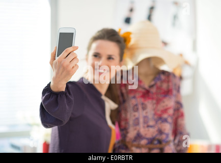 Primo piano su buon designer di moda tenendo self foto con il manichino Foto Stock