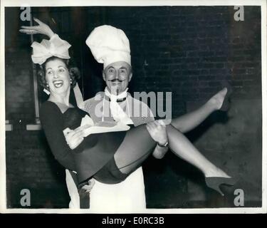 Gen 01, 1959 - un sacco di divertimento al ''Twelfth Night'' parte... Il comandante come un 'Capo'.. Tutti gli ospiti erano vestiti come servi alla dodicesima Festa notturna - organizzata da Wing Commander Paul Richey a Mayfair la scorsa notte. La foto mostra il Comandante Joseph Mattei come chef - porta la sua moglie - attraverso la pioggia - dopo il partito. La sig.ra Mattei è vestita da cameriera. Foto Stock