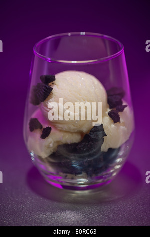 Cookies e gelato dessert in un bicchiere Foto Stock