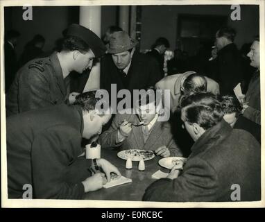 Gen 01, 1959 - Terry Dene si unisce. Eventuali reclami?: Rock 'n' Roll Singer, Terry Dene nome reale Terrance Williams , oggi repo Foto Stock