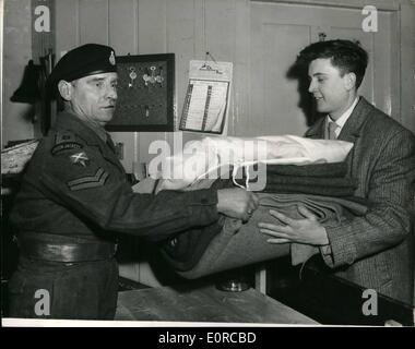 Gen 01, 1959 - Terry Dene si unisce. Eventuali reclami?: Rock 'n' Roll Singer, Terry Dene (vero nome Terrance Williams), ha riferito oggi per il dazio a Winchester caserma, dove inizia il suo servizio nazionale. Mostra fotografica di Terry Dene visto avente il suo primo pasto in Cookhouse, circondato dai giornalisti a Winchester caserma di oggi. Foto Stock