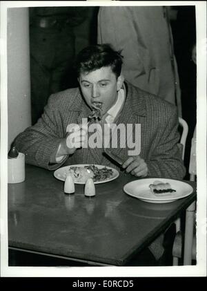 Gen 01, 1959 - Terry Dene si unisce: Eventuali reclami? Rock n' Roll singer, Terry Dene (vero nome Terence Williams), ha riferito oggi per il dazio a Winchester caserma, dove inizia il suo servizio nazionale. Mostra fotografica di Terry Dene visto avente il suo primo pasto in cockhouse, circondato dai giornalisti - a Winchester caserma di oggi. Foto Stock