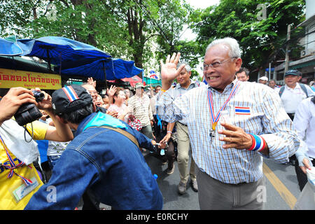 Bangkok, Tailandia. 19 Maggio, 2014. Thailandia del governo anti-leader di protesta Suthep Thaugsuban (R) è accolto dai suoi sostenitori durante il mese di marzo a Bangkok, Thailandia, 19 maggio 2014. Suthep Thaugsuban detto sabato che se non abbastanza persone riunite la sua campagna per la pressione rimanente ministri custode di dimettersi da Maggio 26, avrebbe dovuto cessare i combattimenti e girare stesso nel giorno successivo. Credito: Rachen sageamsak/Xinhua/Alamy Live News Foto Stock