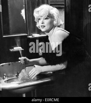 Starlet Marilyn Monroe durante una pausa nelle riprese di 'Some Piace Caldo' Foto Stock