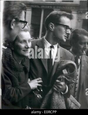 Mar 03, 1959 - T.V. Attore trovato ''Non colpevole'' di omicidio... Cavan Malone 22 year old tv attore è stato accompagnato da sua madre quando ha lasciato la Old Bailey ieri era stato trovato ''non colpevole'' della carica di assassinio di 38 anno vecchio venditore Jan Momberg - un ubriaco che burst nel loro appartamento di Chiswick e attaccò la sig.ra Malone... Cavan aveva lottato con Jan Momberg - al termine della quale quest'ultima era morto sul pavimento... Keystone Foto Mostra: Cavan Malone e sua madre - dopo il periodo di prova presso la Old Bailey ieri. Foto Stock