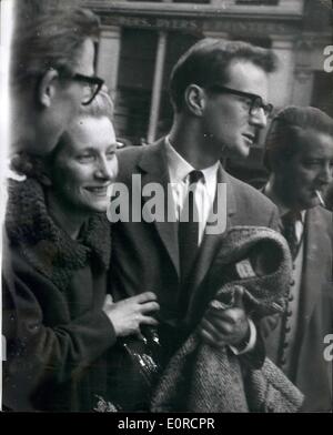 Mar 03, 1959 - T.V. Attore trovato ''Non colpevole'' di omicidio... Cavan Malone 22 year old tv attore è stato accompagnato da sua madre quando ha lasciato la Old Bailey ieri era stato trovato ''non colpevole'' della carica di assassinio di 38 anno vecchio venditore Jan Momberg - un ubriaco che burst nel loro appartamento di Chiswick e attaccò la sig.ra Malone... Cavan aveva lottato con Jan Momberg - al termine della quale quest'ultima era morto sul pavimento... Keystone Foto Mostra: Cavan Malone e sua madre - dopo il periodo di prova presso la Old Bailey ieri. Foto Stock