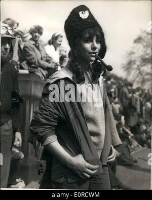 Mar 03, 1959 - Anti -H hanno marciato dalla bomba pranzo ad Albert Memorial. Sedici anni di vecchia tubazione Fumatore: Aldermaston a Londra anti-H. Foto Stock