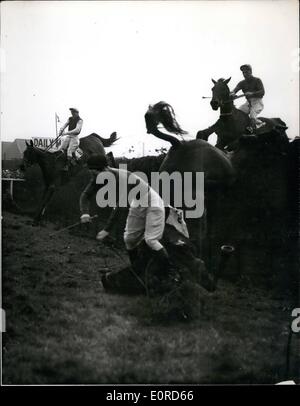 Mar 03, 1959 - Oxo ala il Grand National: Mostra fotografica di sorpresa il pacchetto, cavalcato da G. Scott, arriva al dolore durante il Grand National a Eglinton sabato. vela oltre il recinto, sulla sinistra, è oxo (M. Scudamore), che ha vinto la gara da 1 1/2 lunghezze. Foto Stock