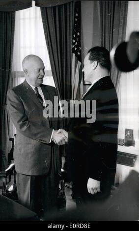 Febbraio 02, 1959 - Sindaco di Berlino Ovest Visite Pres. Eisenhower: mostra fotografica Pres. Eisenhower scuote le mani con Herr Willy Brandt il sindaco di Berlino Ovest durante la sua recente visita alla Casa Bianca di Washington. Foto Stock