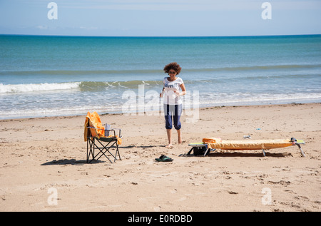 Donna sulla spiaggia Foto Stock