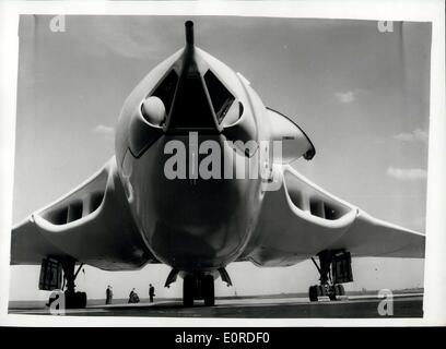 Mar 13, 1959 - Premere vedere il nuovo Handley Page B.2. Bombardiere. Premere una dimostrazione di volo del nuovo Victor B.2. Handley Page bombardiere si è tenuto a Radlett questo pomeriggio. Il velivolo ha una più grande apertura alare rispetto alla versione precedente - è equipaggiato con Rolls Royce Conway motori ed è progettato per trasportare un stand-off bomba che può azionare in sé molte miglia al suo bersaglio afterbeing interrotta. La foto mostra una vista che mostra la nuova ala progettata - con le grandi prese d'aria - del nuovo B.2. - Bombardiere a Radlett questo pomeriggio. Foto Stock