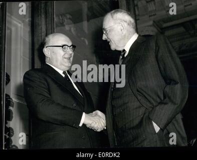 Febbraio 02, 1959 - Dulles Spaak parla: il sig. John Foster Dulles conferito con Paul Henri Spaak, Segretario generale dell'Organizzazione del Trattato del Nord Atlantico, questo pomeriggio presso la residenza privata di un ambasciatore americano a Parigi, il sig. Toughton. La foto mostra il Signor Dulles (sinistra) stringono le mani con il Sig. Spaak. Foto Stock