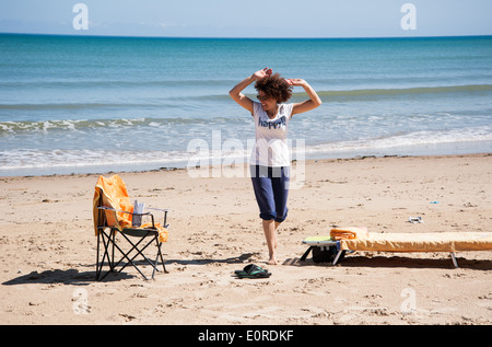 Donna sulla spiaggia Foto Stock