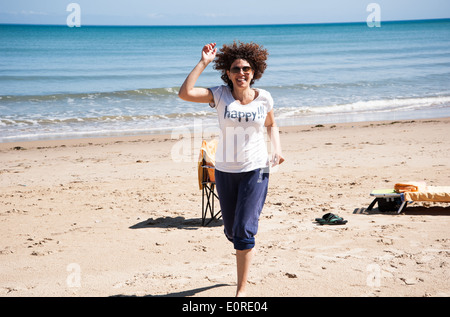 Donna sulla spiaggia Foto Stock