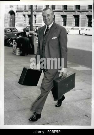 Apr. 04, 1959 - Sir David Eccles la critica della stampa britannica Angers M.P.s: la critica della stampa britannica di Sir David Eccles, presidente del consiglio di amministrazione di commercio - durante un discorso a un pubblico tedesco di Hannover - ha infastidito un numero di British M.P.s egli ha detto - fu sorpreso che i tedeschi dovrebbero prendere parte è stata detta in giornali britannici seriamente - ha detto che nessuno compra un giornale in Inghilterra ad eccezione di trovare ciò che la sua squadra di calcio sta facendo - o ciò che ha vinto la gara di 2-30 etc.Phot mostra Sir David Eccles arriva a bordo di commercio questa mattina - Di ritorno dalla Germania solo la scorsa notte. Foto Stock