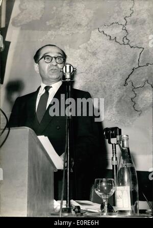 Apr. 04, 1959 - Mendes France detiene conferenza stampa sul problema tedesco: Mendes France, ex, Primo Ministro francese, il leader radicale e ha tenuto una conferenza stampa presso l'hotel Lutetia, Parigi, questo pomeriggio. Egli ha parlato del problema di Berlino in particolare e del tutto il problema tedesco in generale. Phot mostra un atteggiamento di M. Mendes-France durante la sua conferenza stampa. Foto Stock