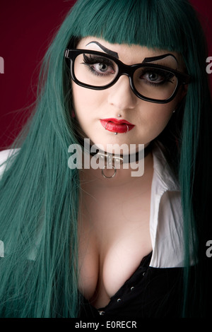 Gothic cerca ragazza con viso piercing. Foto Stock