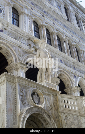 Statua in marmo di Marte il dio della guerra. Sulla parte superiore del Gigante la scalinata del Palazzo Ducale di Venezia, Italia Foto Stock