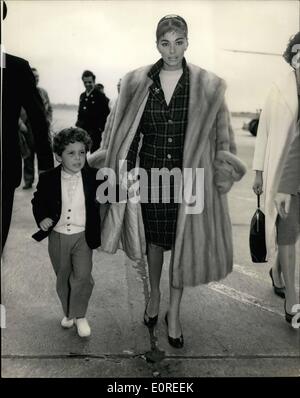 Apr. 04, 1959 - Pier Angeli porta il suo figlio a Londra. Defiance di American ordine del tribunale. Ã¢â'¬â€oe attrice Pier angeli arrivarono a Foto Stock