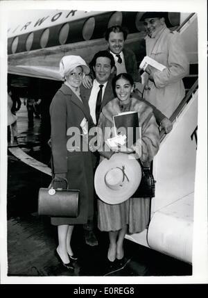 Apr. 04, 1959 - Film stelle lasciare per le Isole Canarie: star di film tra cui Eva Bartok, Pier Angeli, Richard Attenborough e John Gregson, sinistra L' Aeroporto di Gatwick oggi per le isole Canarie, per la posizione di scatto del film ''S.O.S. Pacific''. Mostra fotografica di Eva Bartok, John Gregson e Clifford Evans, nella foto prima della loro partenza oggi. Foto Stock