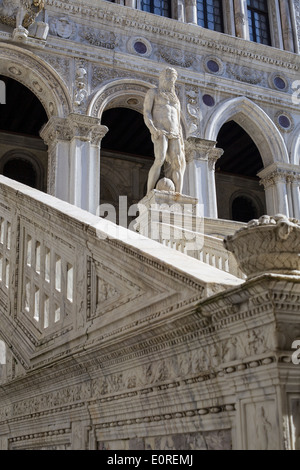 Statua del Nettuno sulla sommità del Gigante la scalinata del Palazzo Ducale di Venezia, Italia Foto Stock