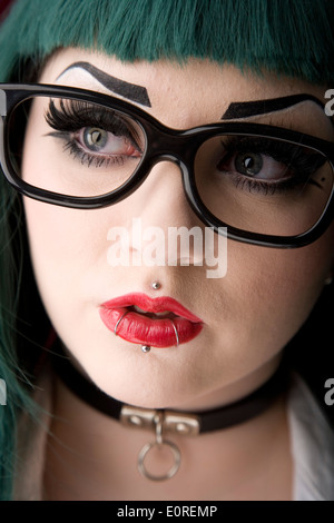 Gothic cerca ragazza con viso piercing. Foto Stock