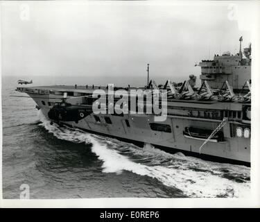 Apr. 04, 1959 - H.M. La regina e il Principe di Galles visita H.M.S. Eagle lancia i falchi del mare. H.M. La regina era accompagnato dal Principe di Galles durante la loro visita a H.M.S. Eagle a Weymouth oggi. La foto mostra H.M.S. Eagle lancia la sua 'Sea Hawks'' da parte di uno dei suoi catapaults di avanzamento che mostra la guardia un elicottero che vola fuori dalla prua della porta in caso di emergenza - off Weymouth oggi... Il Royal Party visto questa da una cabina in vetro sul ponte. Foto Stock