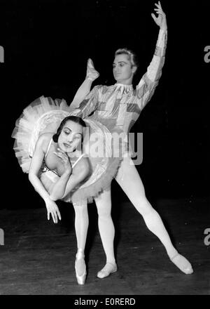 Prima ballerina Tamara Toumanova a prove abito con il suo partner Foto Stock