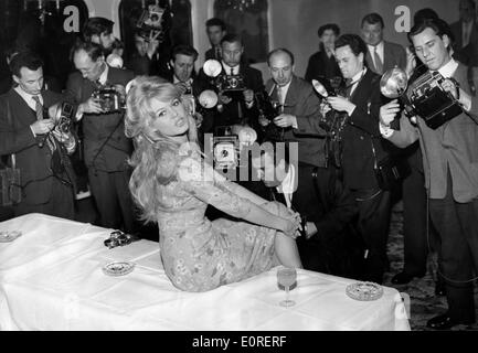 L'attrice Brigitte Bardot circondata dai paparazzi Foto Stock