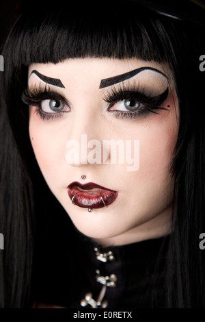 Gothic cerca ragazza con viso piercing. Foto Stock