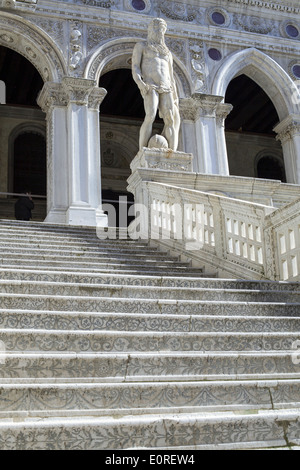 Statua del Nettuno sulla sommità del Gigante la scalinata del Palazzo Ducale di Venezia, Italia Foto Stock