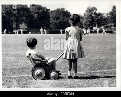 Giugno 02, 1959 - Signori e Commons V. Westminster School partita di cricket: il consueto signori e Commons partita di cricket con Westminster School team - viene disputato oggi sul terreno della scuola, Vincent Square.. Si è sostenuto che i signori e Commons Cricket XI è più vecchio di più di prima classe county club. Mostra fotografica di curiosi - Jonathan De passa (3) in passeggino e Elaine Lowcock (4) - chi bot live in Vincent Square - guarda la partita di oggi. Foto Stock