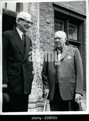 Giugno 06, 1959 - Sir Winston Churchill intrattiene il suo vecchio amico - American anziano statista - Bernard Baruch. Sir Winston Churchill aveva un visitatore ieri presso il Chartwell - era l'America elder statesmen 88 enne Bernard Baruch. Hanno parlato su vecchi tempi. La foto mostra: Sir Winston Churchill e Bernard Baruch - presso il Chartwell ieri. Foto Stock