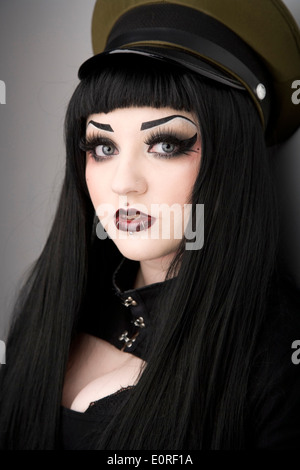 Gothic cerca ragazza con viso piercing. Foto Stock