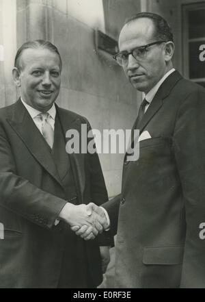 Maggio 04, 1959 - Londra, Inghilterra, Regno Unito - dott. Jonas Salk (R) scuote le mani con DEREK WALKER SMITH sui passi del Ministero della Salute dopo Salk leggere una carta alla Royal Society of Health. Foto Stock