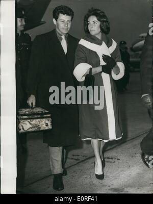 05 maggio 1959 - Liz e Eddie volare in con i bambini: Elizabeth Taylor e cantante Eddie Fisher ha volato in all'Aeroporto di Londra questa sera alla fine della loro luna di miele. Liz è qui per fare un film. Con mio marito no. 4 venuto Liz di tre bambini da parte di due dei suoi precedenti matrimoni - attore Michael Wilding e produttore cinematografico Mike Todd. I pescatori sono sposati due settimane. Mostra fotografica di Liz e Eddie a piedi dall'aeromobile sul loro arrivo da Nizza. Liz inizia a filmare in "all'improvviso, l'estate scorsa:'' a Shepperton lunedì. Foto Stock