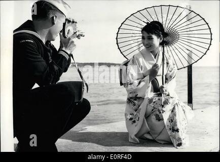 Maggio 05, 1959 - Cannes Film Festival: Madame Butterfly ha trovato il suo marinaio: attrice giapponese Hitmi Nozoe fotografata da un americano marinaio mentre facendo una passeggiata sulla spiaggia di ieri. Foto Stock